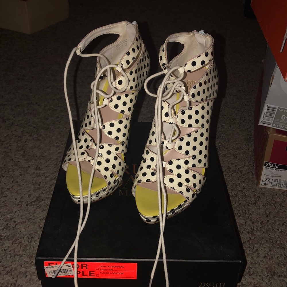 Sandals - Picture 2 of 4